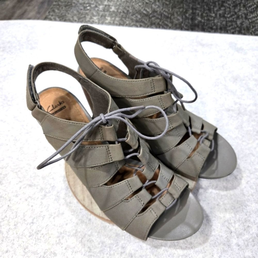 🐢 Clarks Banoy Waneta Lace up Heel Dress Sandal Size 9 Sage Nubuck - Picture 3 of 14